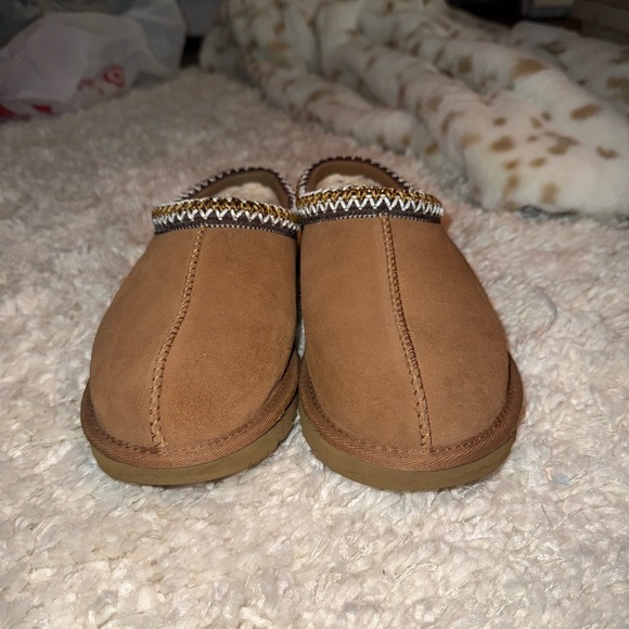 Like New Tasman chestnut Uggs!! - Picture 3 of 10
